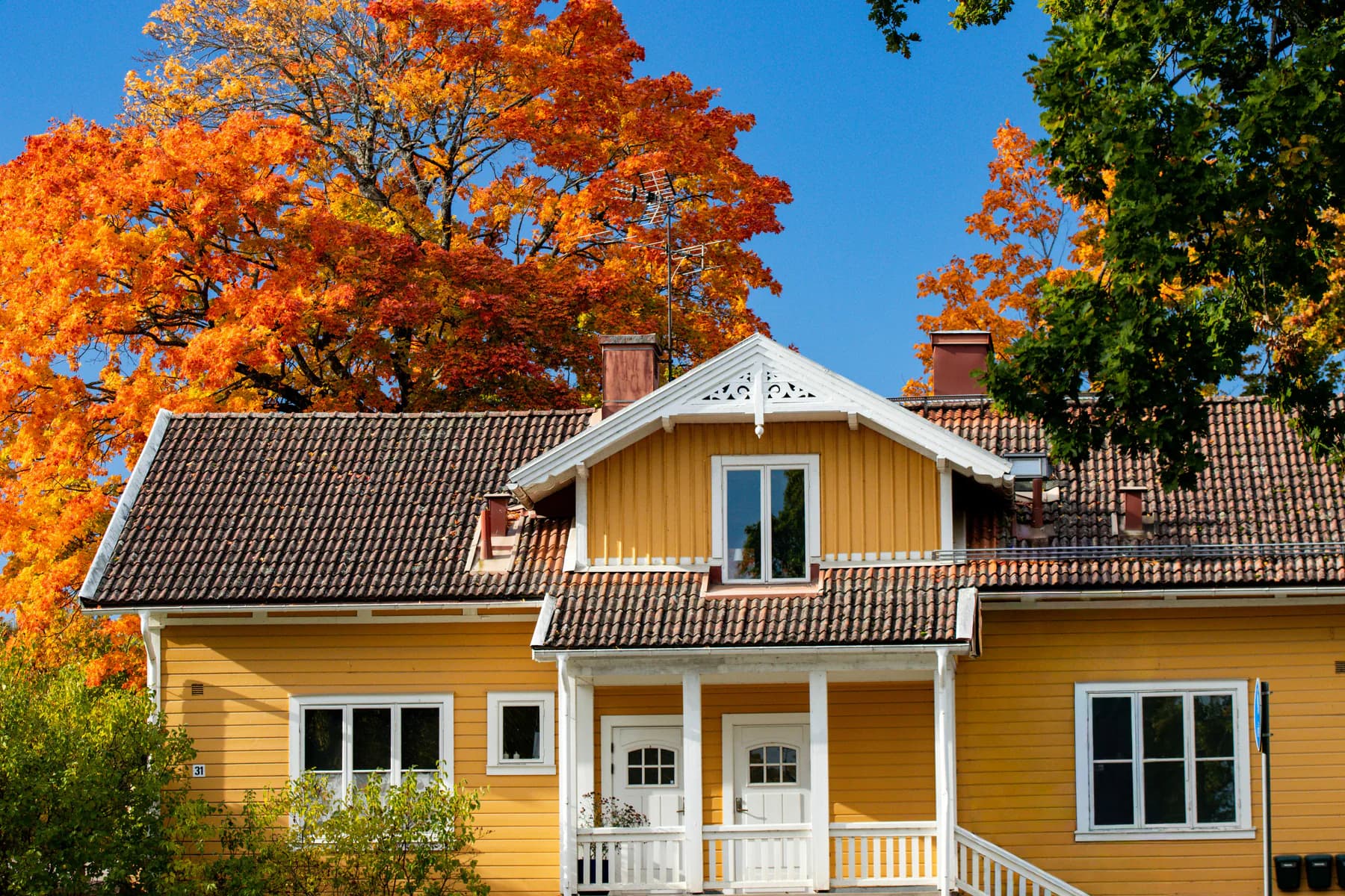 Norsk enebolig i høstlys — boligen og økonomien en betalingsanmerkning kan påvirke