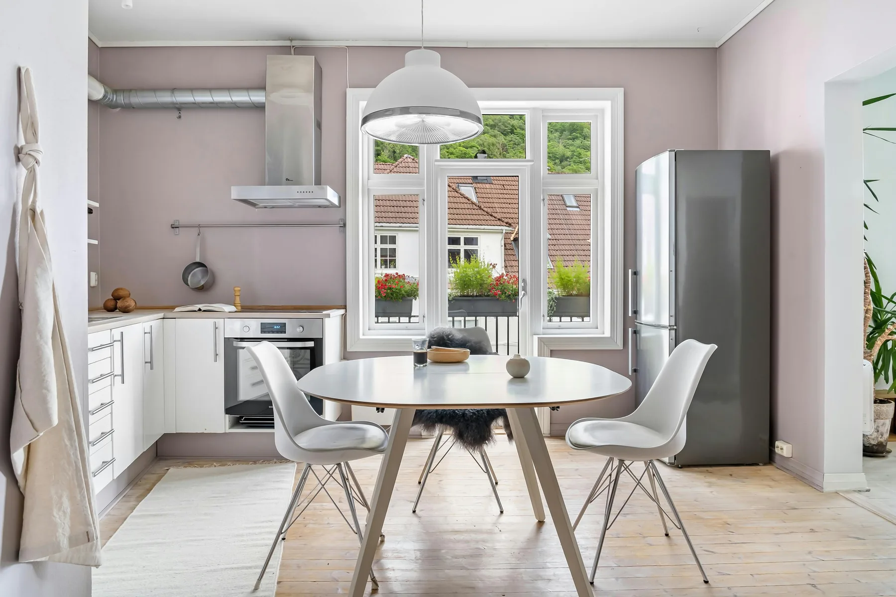 Lyst spiserom i en norsk bolig — hjemmet som gjeldsgraden og boliglånet hviler på