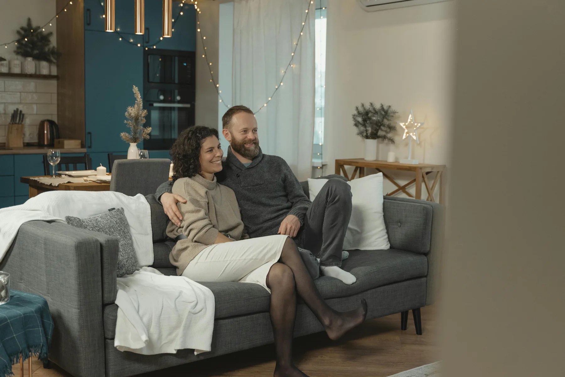 Par sitter sammen hjemme og går gjennom lånevilkår på en bærbar PC
